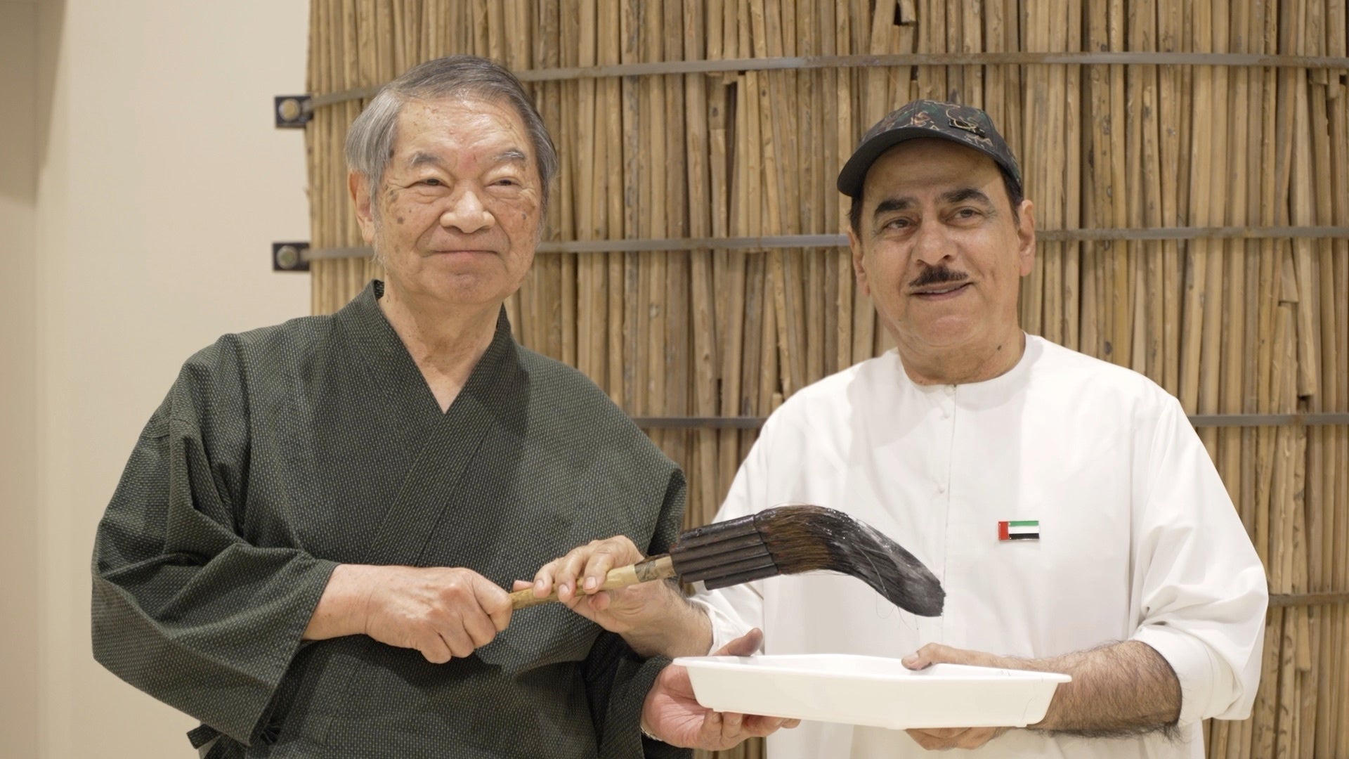 前衛書家・吉川壽一氏とUAE初のプロ書道家ムハンマド・マンディ氏