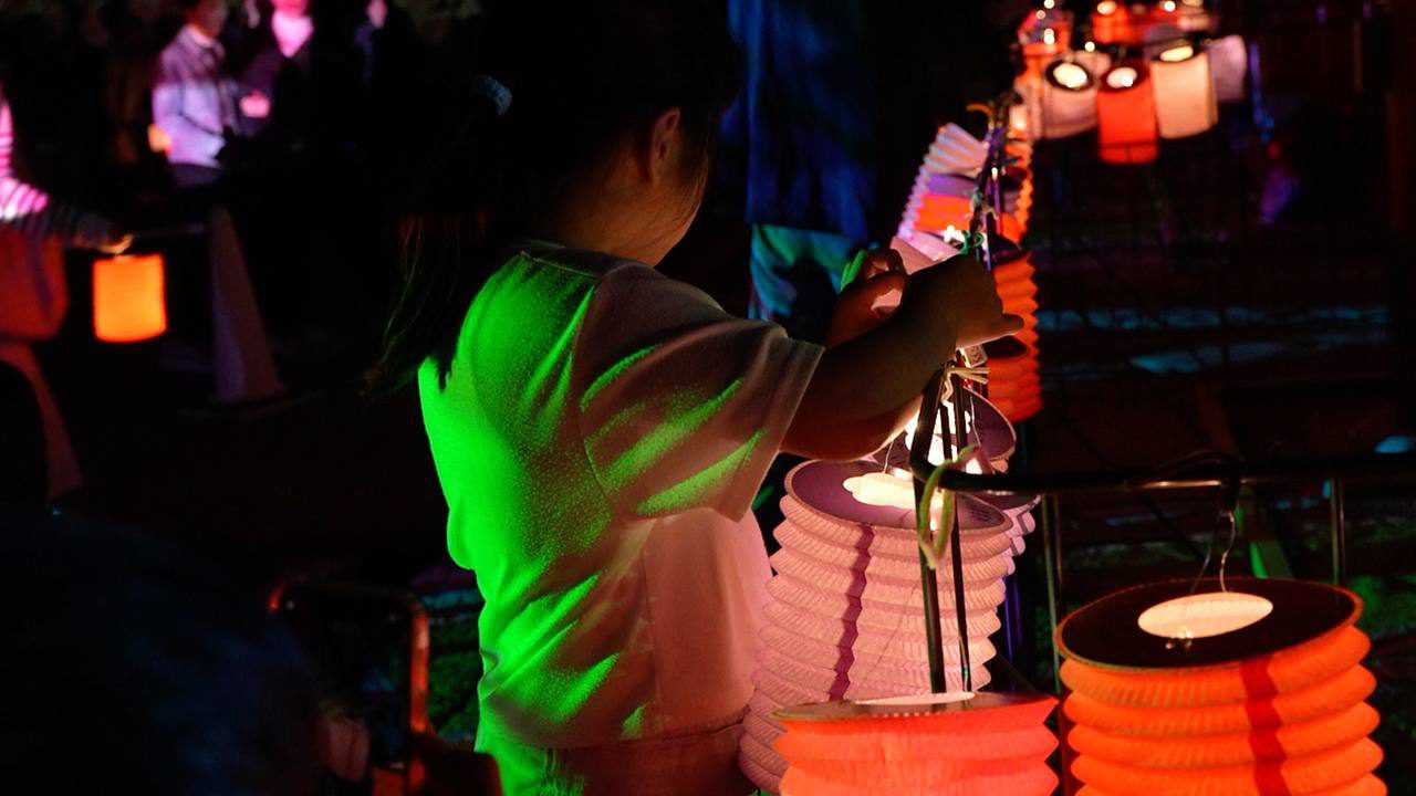 提灯に夢を描いて神社に奉納する子ども達