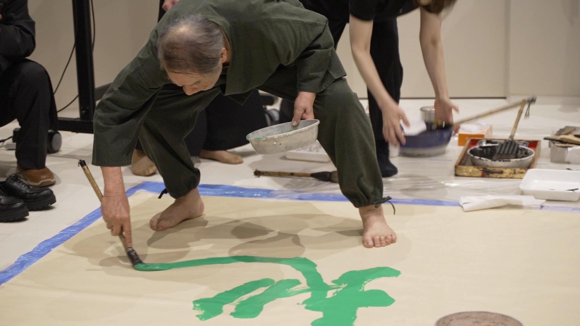 大判の紙に揮毫する吉川壽一氏