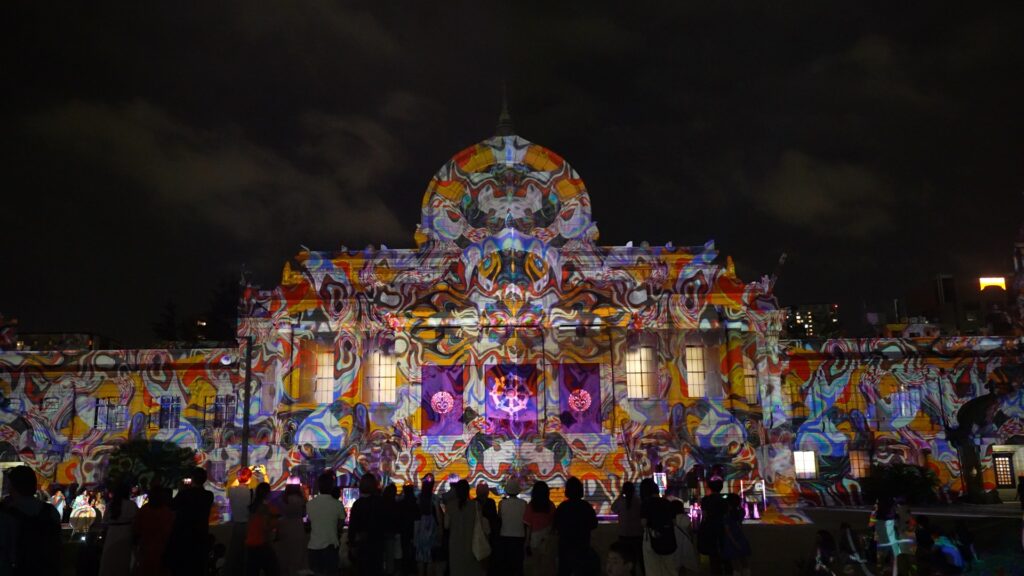 築地本願寺の光の演出を見上げる来場者
