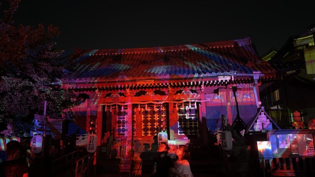 浅草神社の社殿を彩る光の演出
