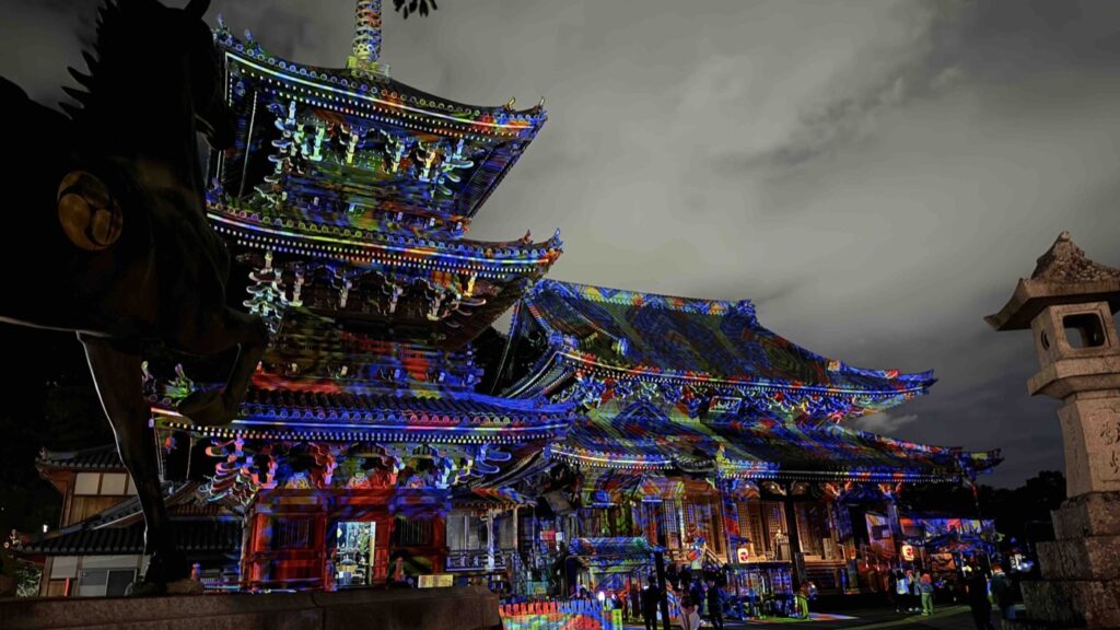 水間寺の三重塔を彩る光の演出